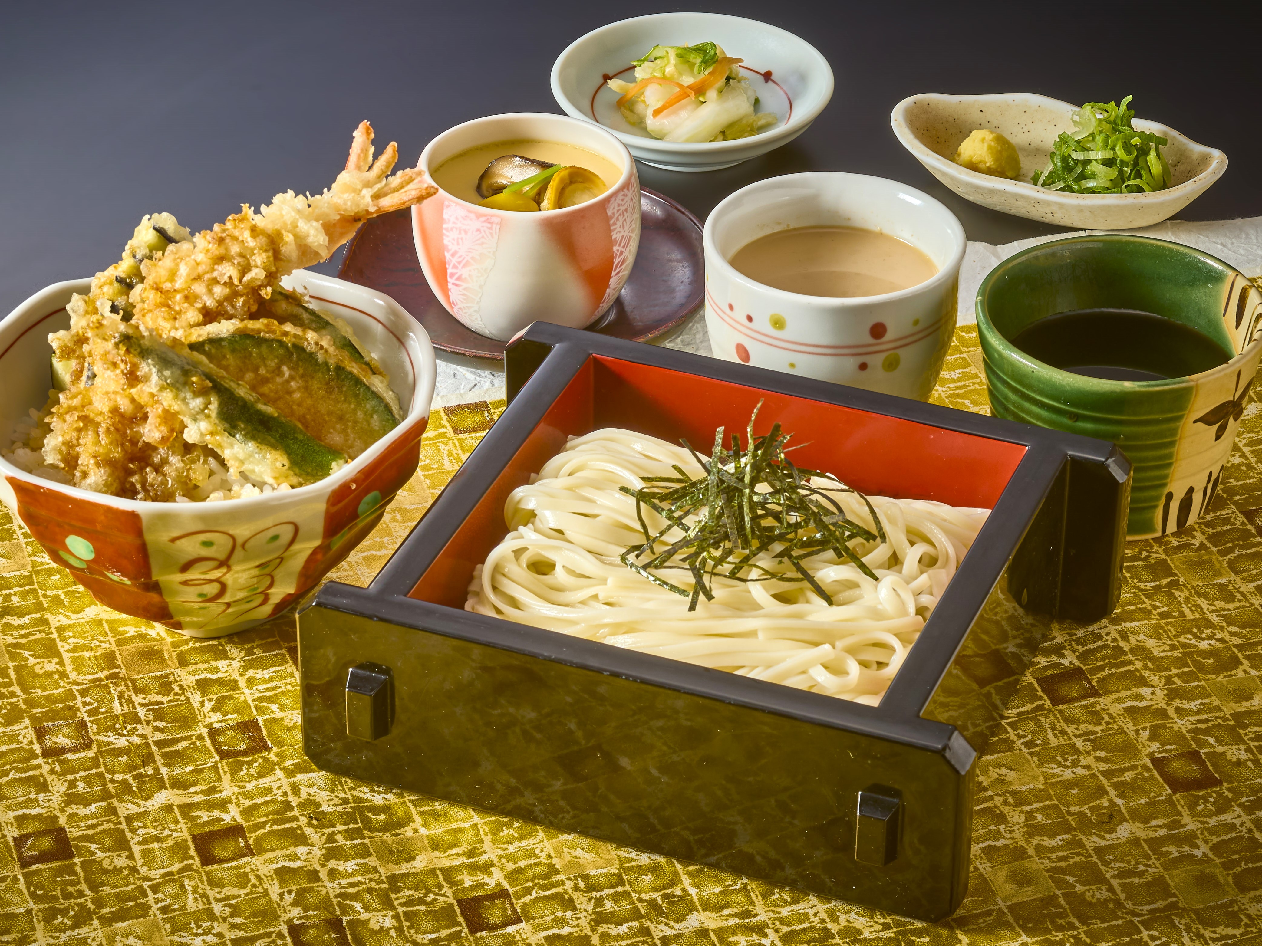 写真：稲庭うどん・味噌煮込みうどん