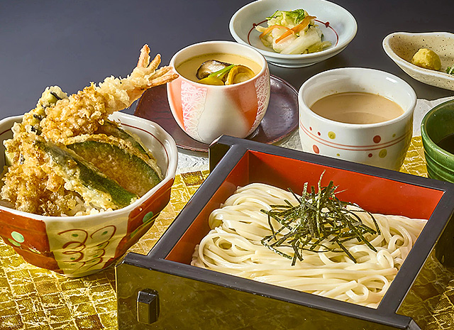 写真：稲庭うどん・味噌煮込みうどん